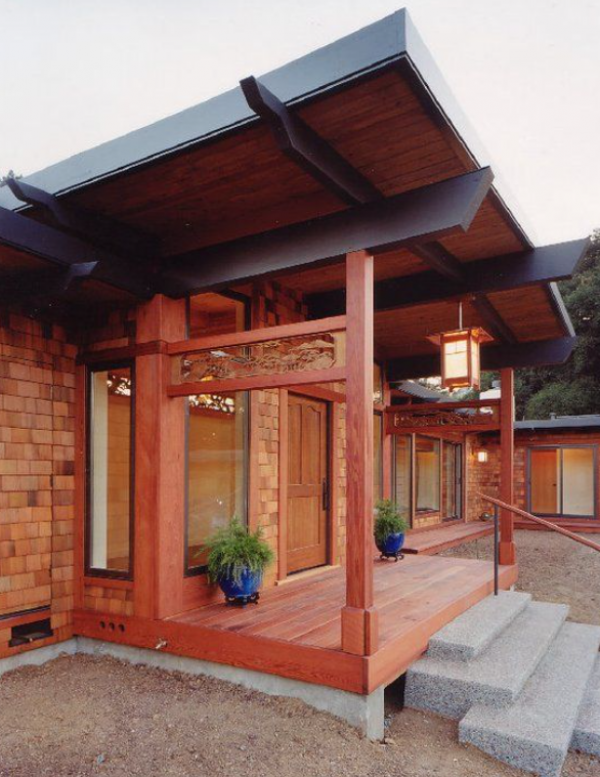 Teras dengan dek kayu dan gazebo beratap jerami